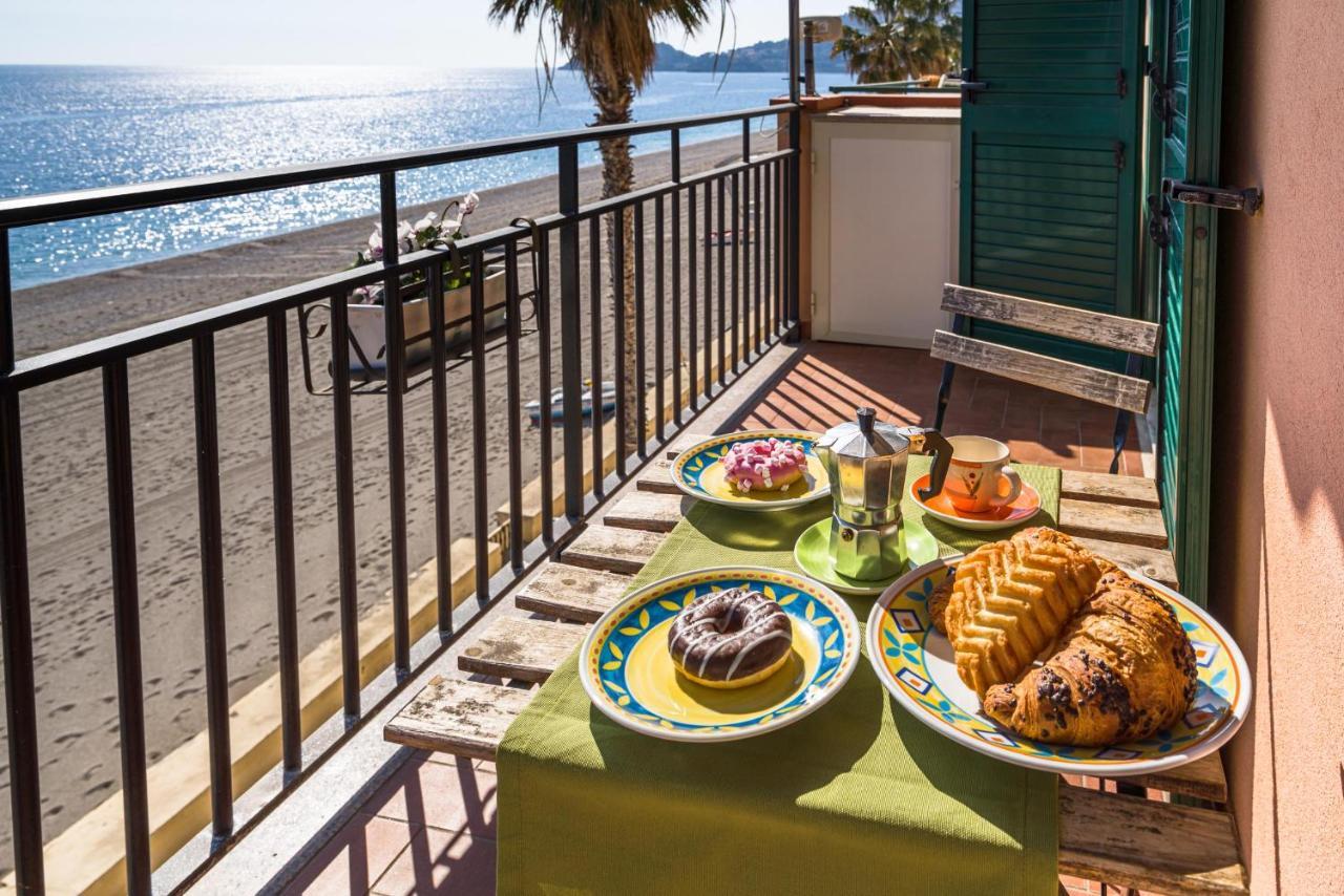 Loft Balcone Sul Mare Apartment Letojanni Exterior photo